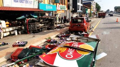 Photo of 停路旁卸貨 羅里猛撞 麵包車被“肢解”