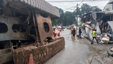 Photo of 吊車壓毀轎車住家 謢士痛哭: 車還未供完