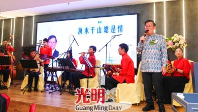 Photo of 【檳青華俱樂部及藝群劇社96週年宴】曹觀友讚劇社邀年輕樂手 華樂伴奏傳承粵曲