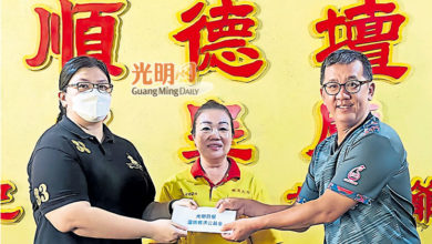 Photo of 順德壇九皇廟理事見證 2善信捐1.3萬元為善