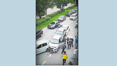 Photo of 疑紅燈剎車不及 7車連環撞3人傷