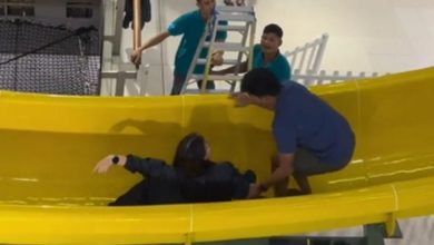 Photo of 體驗廣場空中滑梯 少女意外卡住