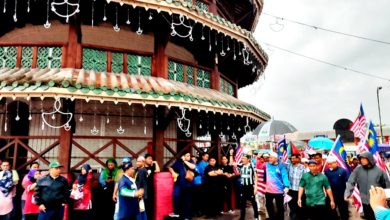 Photo of 數百人斜塔下揮國旗 伊黨領袖致詞喊口號