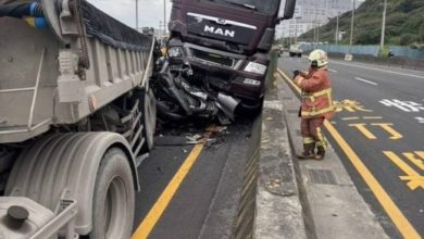 Photo of 2砂石車前後夾殺 轎車壓扁司機慘死