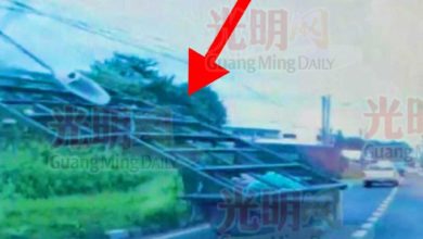 Photo of 铁架飞出车斗 尾随罗里险剃头