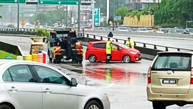 Photo of 大雨引發閃電水災 靈市部分地區水位升高 5轎車受困積水中