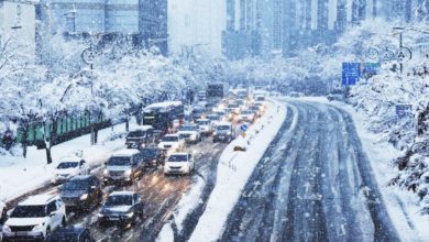 Photo of 【视频】韩暴雪道路交通瘫痪 他干脆“滑雪上班”影片曝 网叹：比车还快