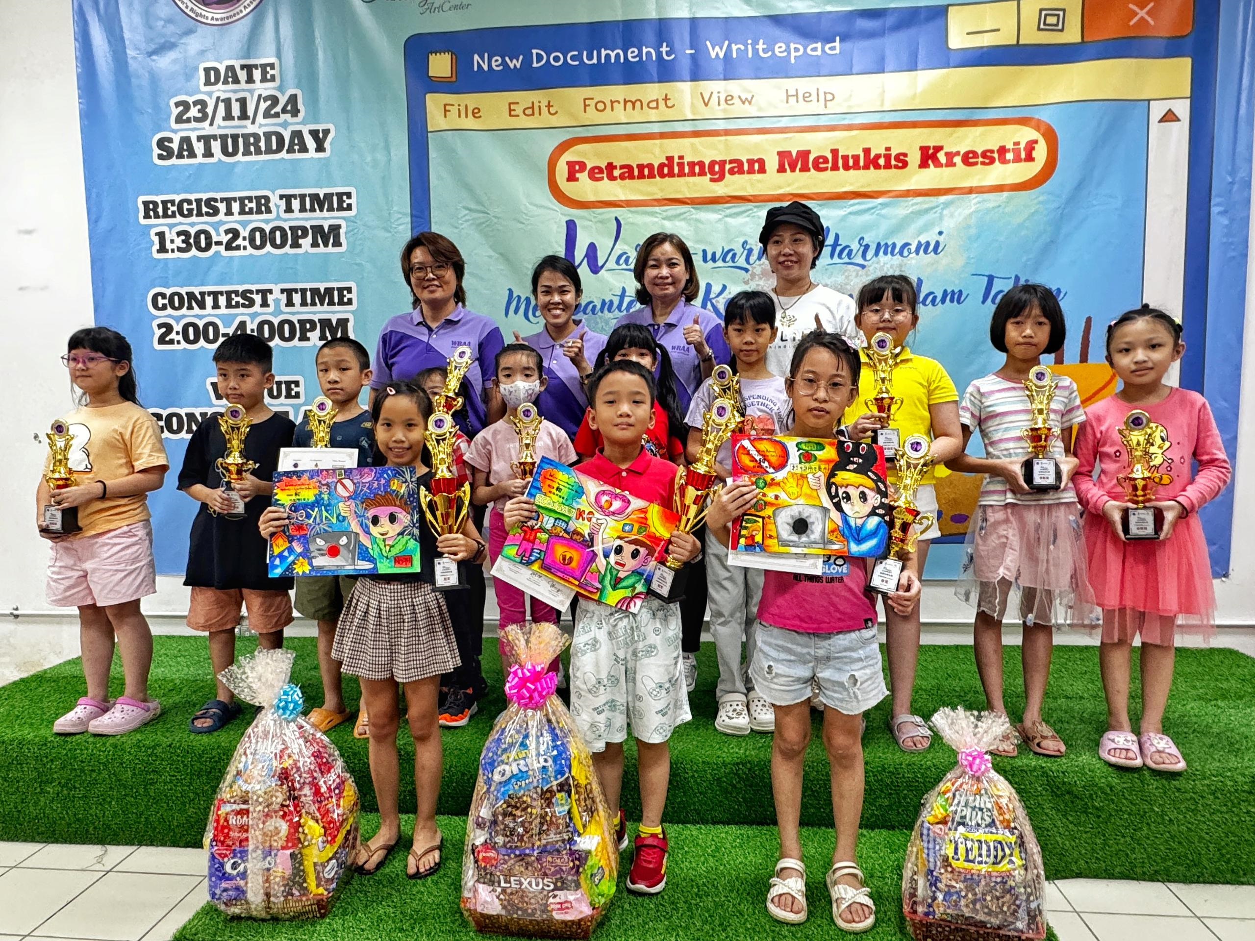 . A組7-9歲冠亞季及優異獎學生與頒獎嘉賓合影。