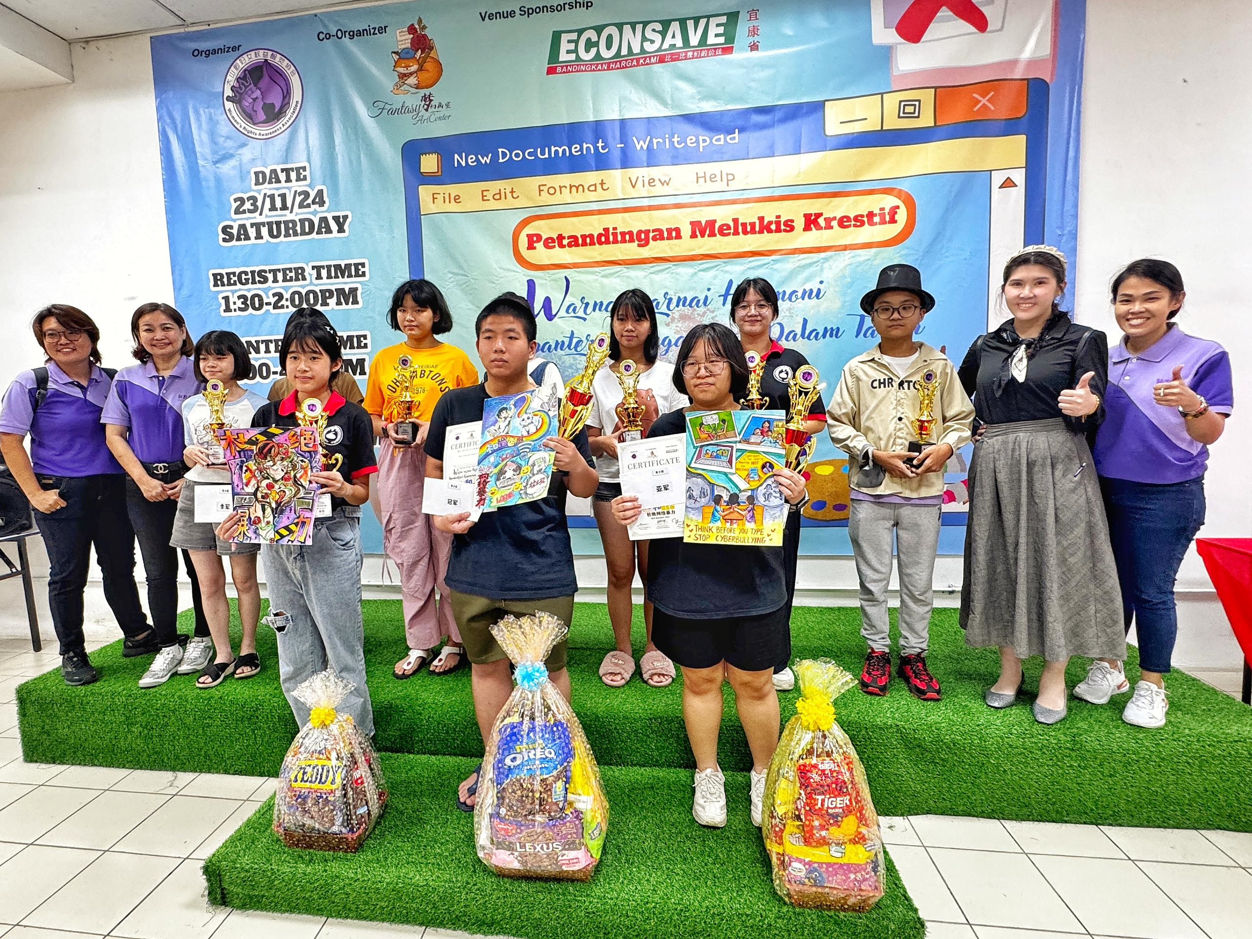 C組13-18歲冠亞季及優異獎學生與頒獎嘉賓合影。