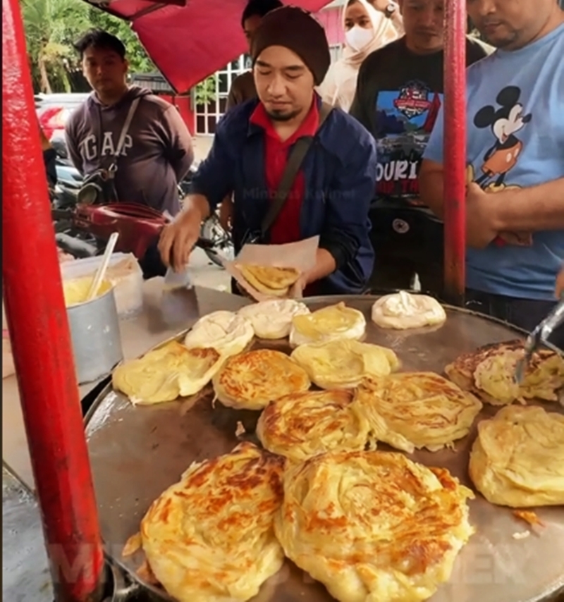 印度煎餅攤位生意火爆，不僅吸引了顧客爭相前來排隊購買，還允許顧客親自下手煎煎餅，令網民大感驚訝！