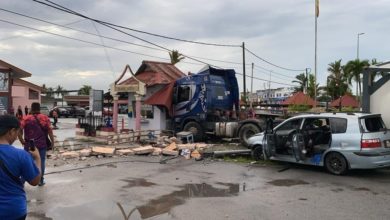 Photo of 重型羅里撞向學校 保安亭擋住了!