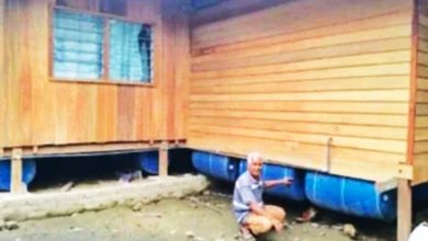 Photo of 老翁用69塑料桶打造 浮筏屋3逃水劫