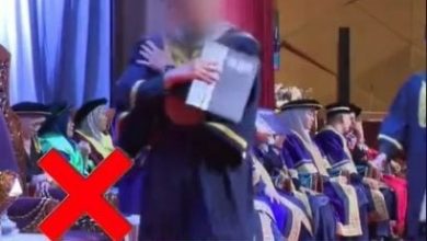 Photo of 上檯領文憑別比怪手勢 UiTM發視頻吁尊重畢業典禮