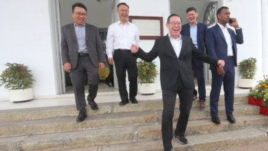 Photo of 穿球鞋出席檳州議會 林冠英沒正面回答