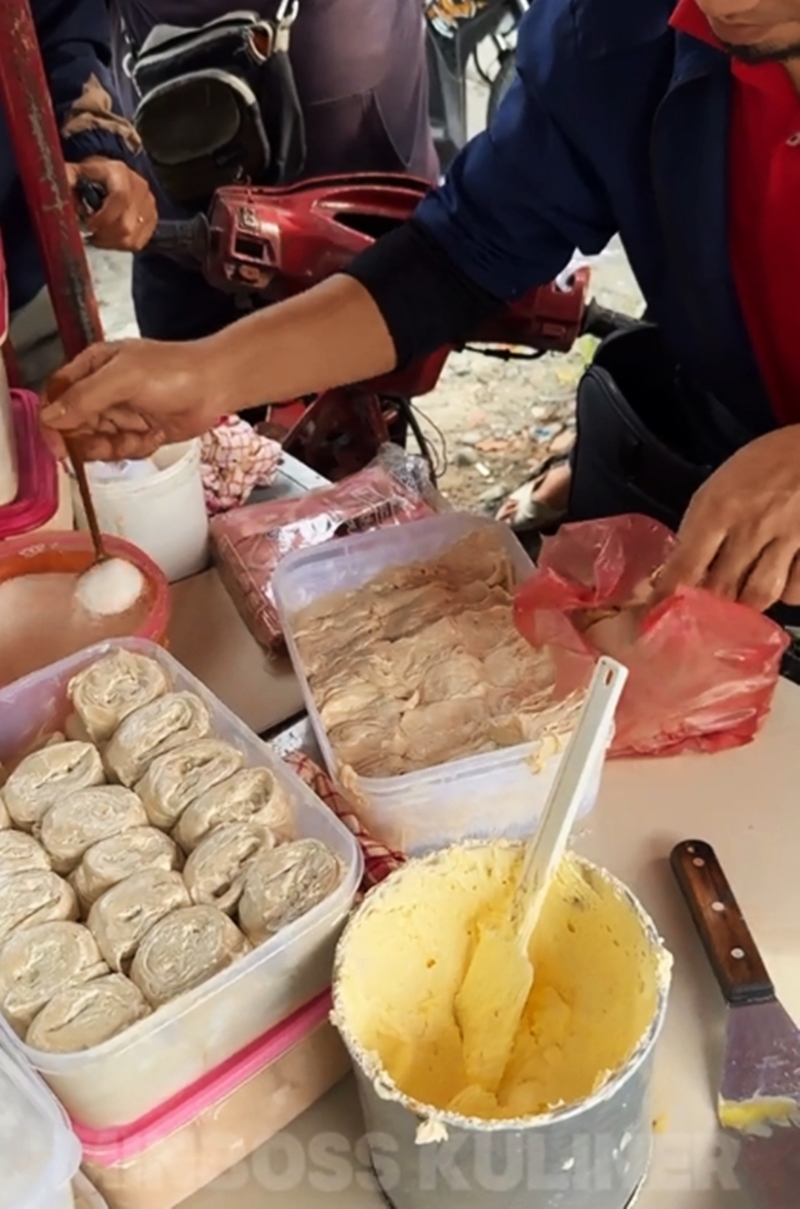 與其他印度煎餅不同的是，這家的煎餅是撒上糖來食用，而不是平時常見的搭配印度扁豆醬或咖喱汁。