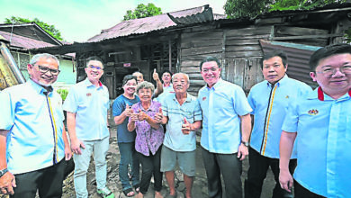 Photo of 房地部助重建74年老屋 八旬翁感动拥抱倪可敏