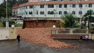 Photo of 雨后路滑罗里侧翻 砖块掉落堵教堂门口