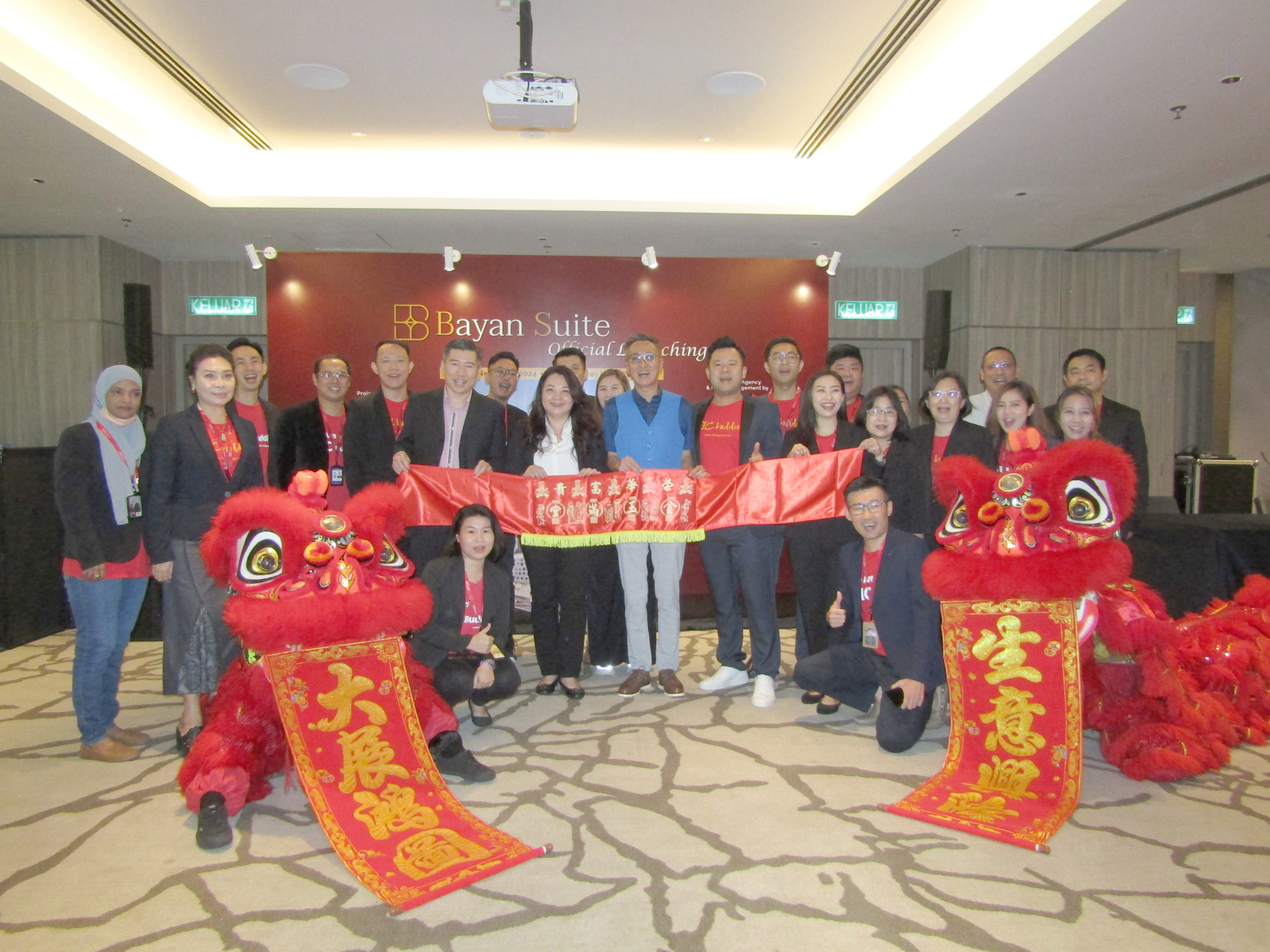 曹劍超（前排右五）、黃莉芬、拿督宋明威與GIC房產酒店集團銷售團隊合影。