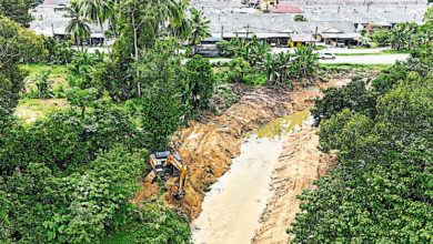 Photo of 東北季候風臨近 承包商忙清排水溝