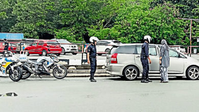 Photo of 路人讚助拋錨女車主 “交警，有你們真好”