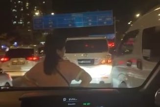 Photo of 又是新山關卡 為獅城車開路 擋車婦來了!