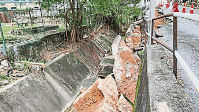 Photo of 柏灵冬2区花园沟渠坍塌 2 0户忧安全受威胁
