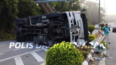 Photo of 拖格罗里翻覆 横躺道路