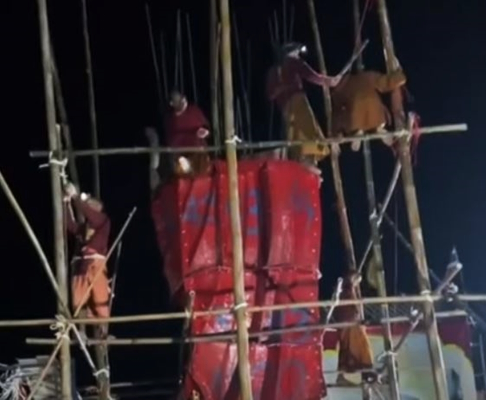 寺庙在修建佛像时发生意外，高达12公尺的佛像突然坍塌，造成1名僧侣死亡