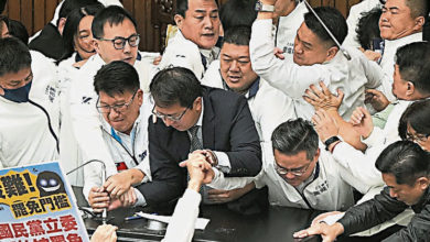 Photo of 国民党突袭审选罢法 台立院爆推挤冲突