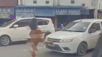 Photo of “闪开!” 裸女伸脚踼走警车