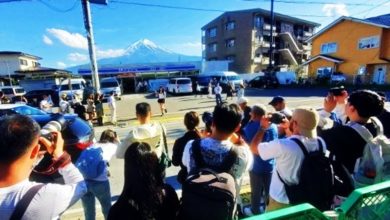 Photo of 日本最美便利店外围再有工程 阻游客聚集拍照打卡