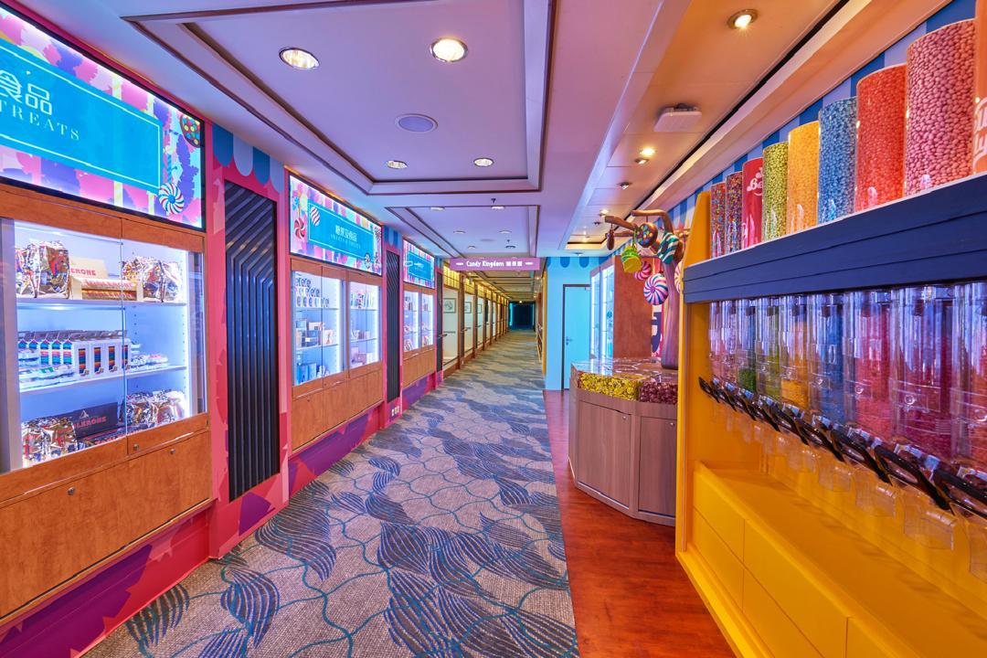 名勝世界臺號（Resorts World One）郵輪內部設計七彩繽紛。
