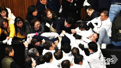 Photo of 台立法院再上演武斗 男议员对女议员施展“剪刀脚”