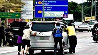 Photo of 灾区抛锚 交警助推车 获网民称赞