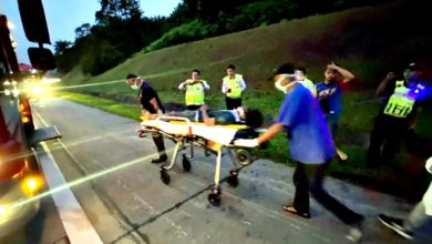 Photo of 罗里失控翻复大道 1男受困获救