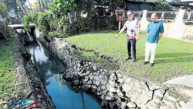 Photo of 洪建华巡美斯拉路 沟墙塌脏乱需整治