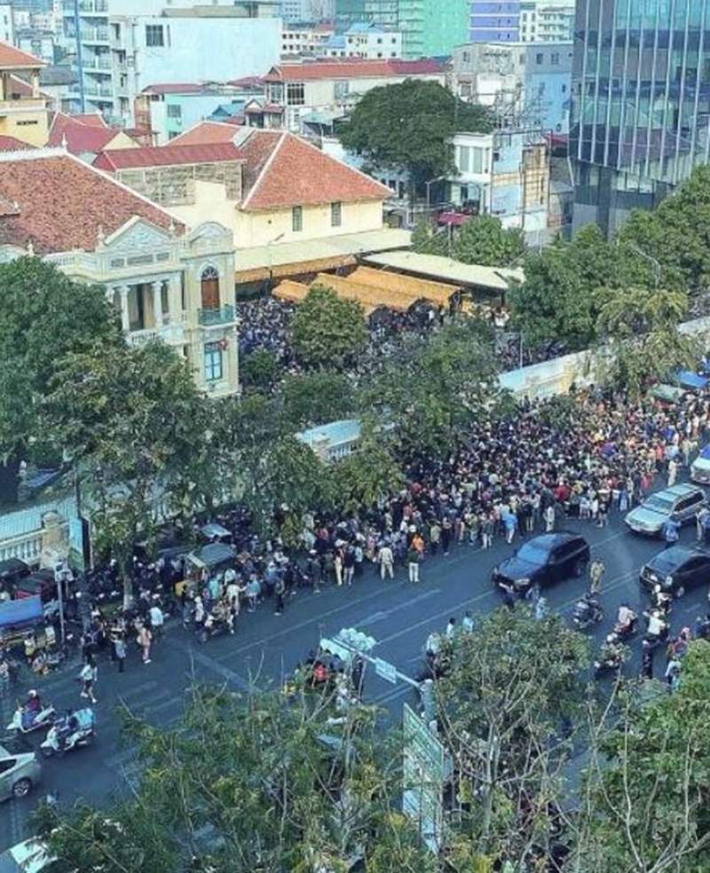 富豪周四早上举办新春派红包活动时，吸引逾千民众在别墅前聚集