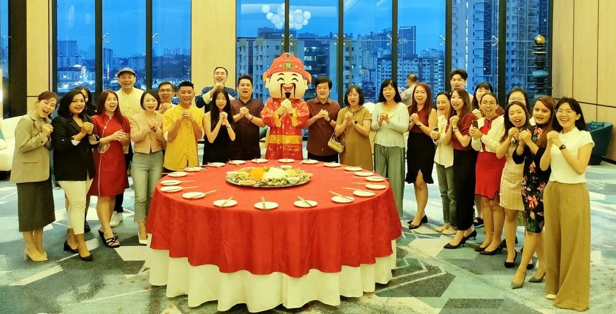 谢伟满(左七)在晚宴上与嘉宾祝贺大家新年快乐,左三为许美爱。