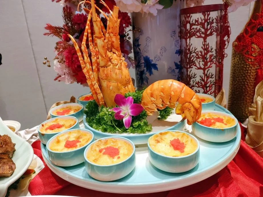 取名为“金龙报喜携佳音”的芝士焗龙虾,份量十足且香味浓郁。