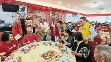 Photo of 会长扮财神派红包 马口狮子会宴请老人