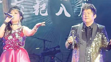 Photo of 熊天平身材肿一圈 与老婆合唱《爱情电影》
