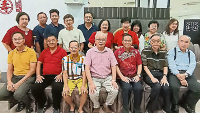 Photo of 宴请启文老同学 许金殿6万捐2组织