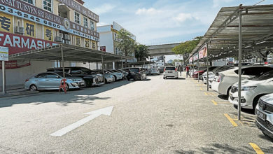 Photo of 年货摊占车位引民怨 余保凭促隆市局关注