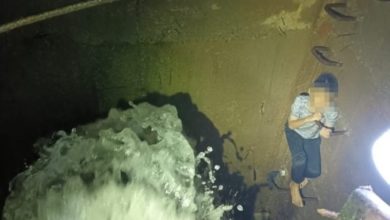 Photo of 捡球遇洪水 男童坠入25尺深沟