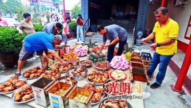 Photo of 【视频】吉广福宫尾牙日谢神灵祖先 老居民席地用餐好热闹