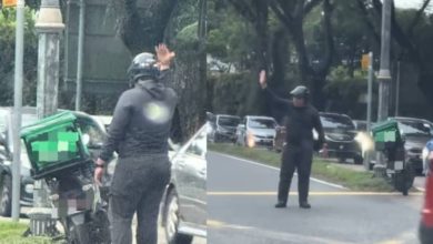Photo of 交通灯失灵车辆排长龙 Grab骑手冒雨指挥交通