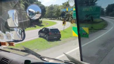 Photo of 好危险！轿车司机疑选错出口 大道上退车换道