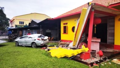 Photo of 视频〡疑倒车失控撞柱 神庙屋顶倒塌压车