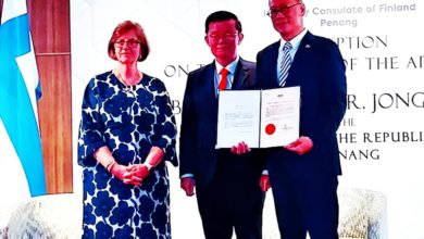 Photo of 受委荣誉领事 曹觀友盼杨翼图 向芬兰人民推介槟城