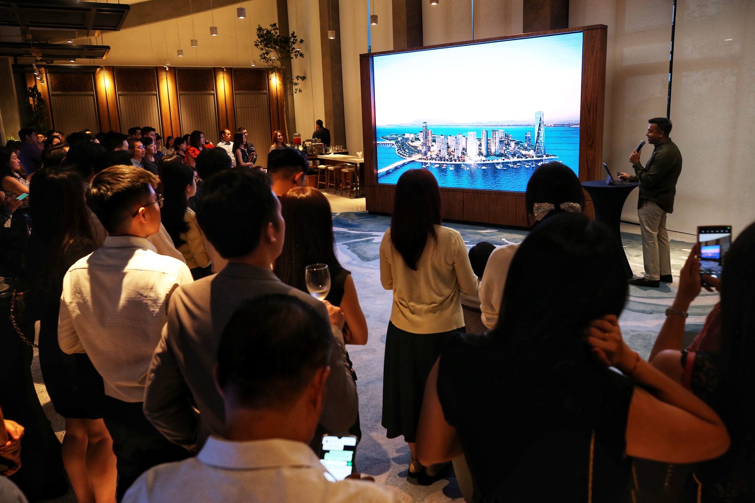 拉美士（右）向商业伙伴汇报Maris项目的临海设计概念。